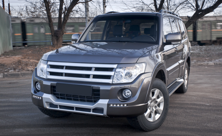 Накладка (юбка) переднего бампера "Broomer Design" (Без ДХЛ) для Mitsubishi Pajero IV (2006-2015) купить недорого с доставкой в Тюмень